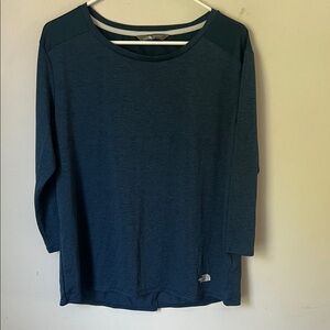 The North Face Women’s 3/4 sleeve navy vented split back shirt, size large 🗝️